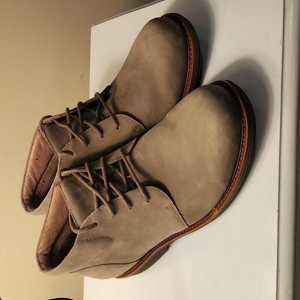 Dansko Mens Jake Chukka Boots Size 43, Taupe Milled Nubuck Leather